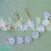 Bracciale e orecchini pendenti con fiori in macramè bianco