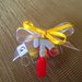 Mini-bomboniera a borsetta in plastica trasparente decorata con attrezzi da lavoro realizzati in pasta FIMO
