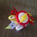 Mini-bomboniera a borsetta trasparente decorata con stemma di Flash realizzato interamente a mano in pasta FIMO