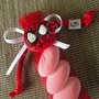 Bomboniera a sacchetto in organza rossa decorata con stemma di Spiderman realizzato interamente a mano in pasta FIMO