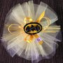 Bomboniera in tulle giallo e bianco decorata con stemma di Batman realizzato interamente a mano in pasta FIMO