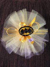 Bomboniera in tulle giallo e bianco decorata con stemma di Batman realizzato interamente a mano in pasta FIMO