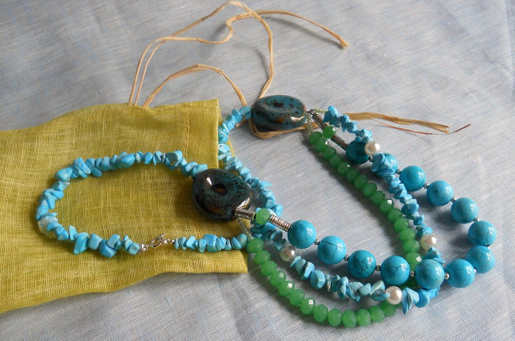 Avalaya Set di collana e orecchini pendenti con perline galleggianti in turchese e cristallo, lunghezza 52 cm (estensione di 5 cm), Misura unica, Pietra Metallo Gemma Argento, Pietre preziose
