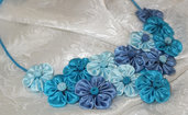 Collana kanzashi fatta a mano con fiori colore azzurro