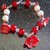 Bracciale con fiori rossi in fimo e perle e cristalli in bianco e rosso