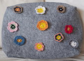 Grande borsa con cerniera:tablet,trucco,biancheria.Feltro.Applicati 10 fiori-UNCINETTO (lana, seta,cotone)-10 perle in plastica.Hand made