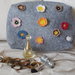 Grande borsa con cerniera:tablet,trucco,biancheria.Feltro.Applicati 10 fiori-UNCINETTO (lana, seta,cotone)-10 perle in plastica.Hand made