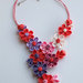 Collana kanzashi fatta a mano con fiori colore corallo, rosa, lilla, bianco