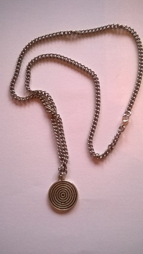 Collana Con Ciondolo Tondo Nodo Celtico – Elegante, Catena Regolabile, Gioiello Significativo