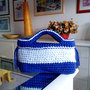 borsa blu viola e bianca in fettuccia lavorata all'uncinetto