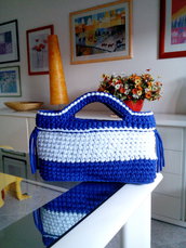 borsa blu viola e bianca in fettuccia lavorata all'uncinetto