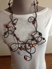 Maxi collana in silicone marrone con perle di varie forme e materiali