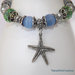 Bracciale con ciondolo stella marina, perle azzurre e cristalli verdi 