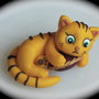 Gattino giallo tigrato su cuscino