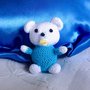 Orsetto bebè amigurumi bianco e azzurro con ciuccio, fatto a mano all'uncinetto