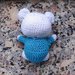Orsetto bebè amigurumi bianco e azzurro con ciuccio, fatto a mano all'uncinetto