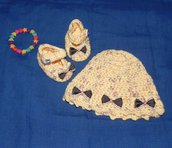 Scarpette + cappellino bebè realizzate ad uncinetto in pura lana 