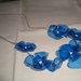 Collana corta fiori blu e perline bianche,riciclo creativo
