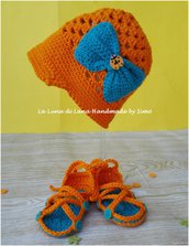 Cappellino a uncinetto con visiera  e sandali coordinati in cotone per neonata