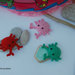 Granchietti amigurumi - regali - giocattoli bambini - portachiavi - simpatiche bomboniere ad uncinetto colori estate