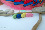 Quattro colorati pesciolini amigurumi - decorazioni casa estiva , giocattoli eco, portachiavi e segnaposto - ad uncinetto in cotone