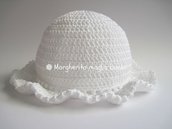 cappellino bimba con piccola balza, in cotone Egitto bianco, fatto all'uncinetto
