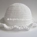 cappellino bimba con piccola balza, in cotone Egitto bianco, fatto all'uncinetto