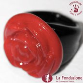 Anello a fascia con Rosa e base nera color rossa in vetro di Murano fatto a mano