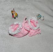 Scarpette realizzate ad uncinetto rosa con pelliccetta 