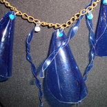 collana campanule e riccioli azzurri