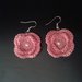 Orecchini in cotone rosa a forma di fiore con finta perla 