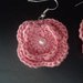 Orecchini in cotone rosa a forma di fiore con finta perla 
