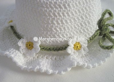 Decorazione per cappellino bambina, collana, cintura, fascetta a margherite - uncinetto Decorazione per cappellino bambina, collana, cintura, fascetta a margherite - uncinetto