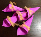 10 Coni porta confetti in cartone rigato decorati con nastro