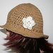 Cappello donna uncinettoi marrone chiaro stile retro' con traforo e fiore