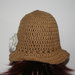 Cappello donna uncinettoi marrone chiaro stile retro' con traforo e fiore