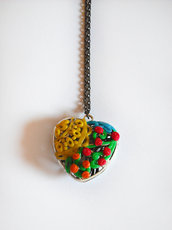 Collana cuore traforato con decorazione floreale fatta a mano in porcellana fredda