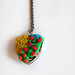 Collana cuore traforato con decorazione floreale fatta a mano in porcellana fredda
