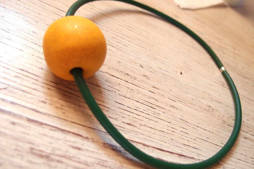 Collana Bulgari in caucciù con ciondolo oro giallo e acciaio