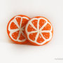 Orecchini frutta arancia a perno realizzati interamente a mano in porcellana fredda