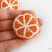 Orecchini frutta arancia a perno realizzati interamente a mano in porcellana fredda