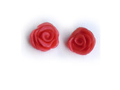 Orecchini rose rosse a perno realizzate a mano in porcellana fredda