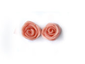 Orecchini rose rosa a perno realizzate a mano in porcellana fredda