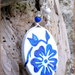Portachiavi in legno dipinto a mano con fiori stilizzati blu su fondo bianco