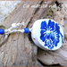 Portachiavi in legno dipinto a mano con fiori stilizzati blu su fondo bianco