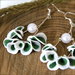 Orecchini pendenti a semicerchio, verde e bianco, con perla