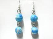 Orecchini azzurri pendenti con perle marmorizzate realizzati a mano in porcellana fredda