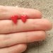 Orecchini perno cuore rosso fatto a mano in porcellana fredda