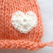 Cappellino per neonata in lana mohair, cappellino rosa corallo con cuore bianco crochet, battesimo