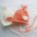 Cappellino per neonata in lana mohair, cappellino rosa corallo con cuore bianco crochet, battesimo